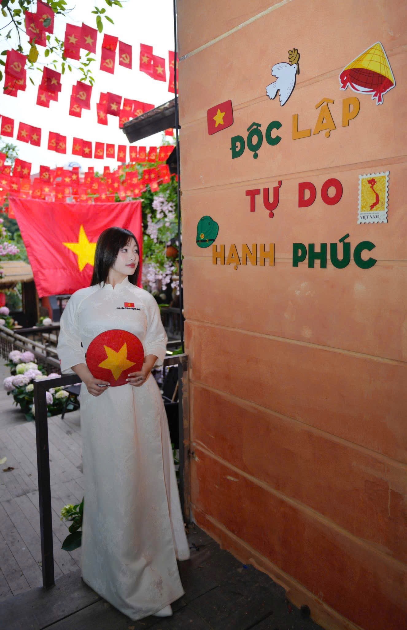 Áo Dài hoạ tiết trắng kem