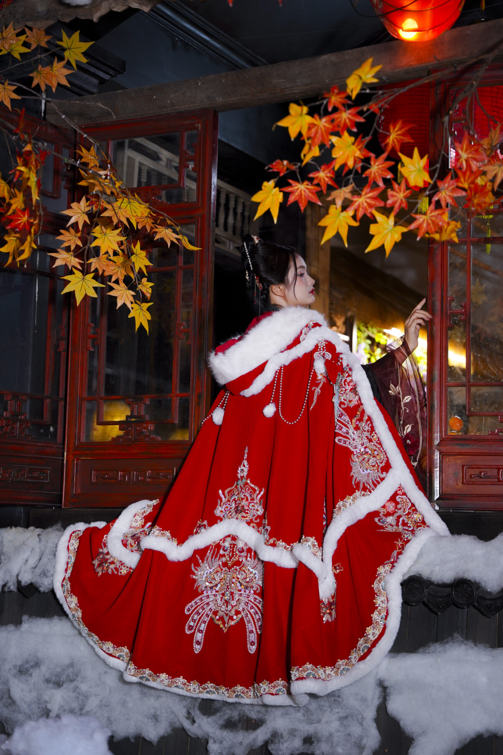 Áo choàng đỏ hoàng hậu- 250.000/1 giờ/1 người