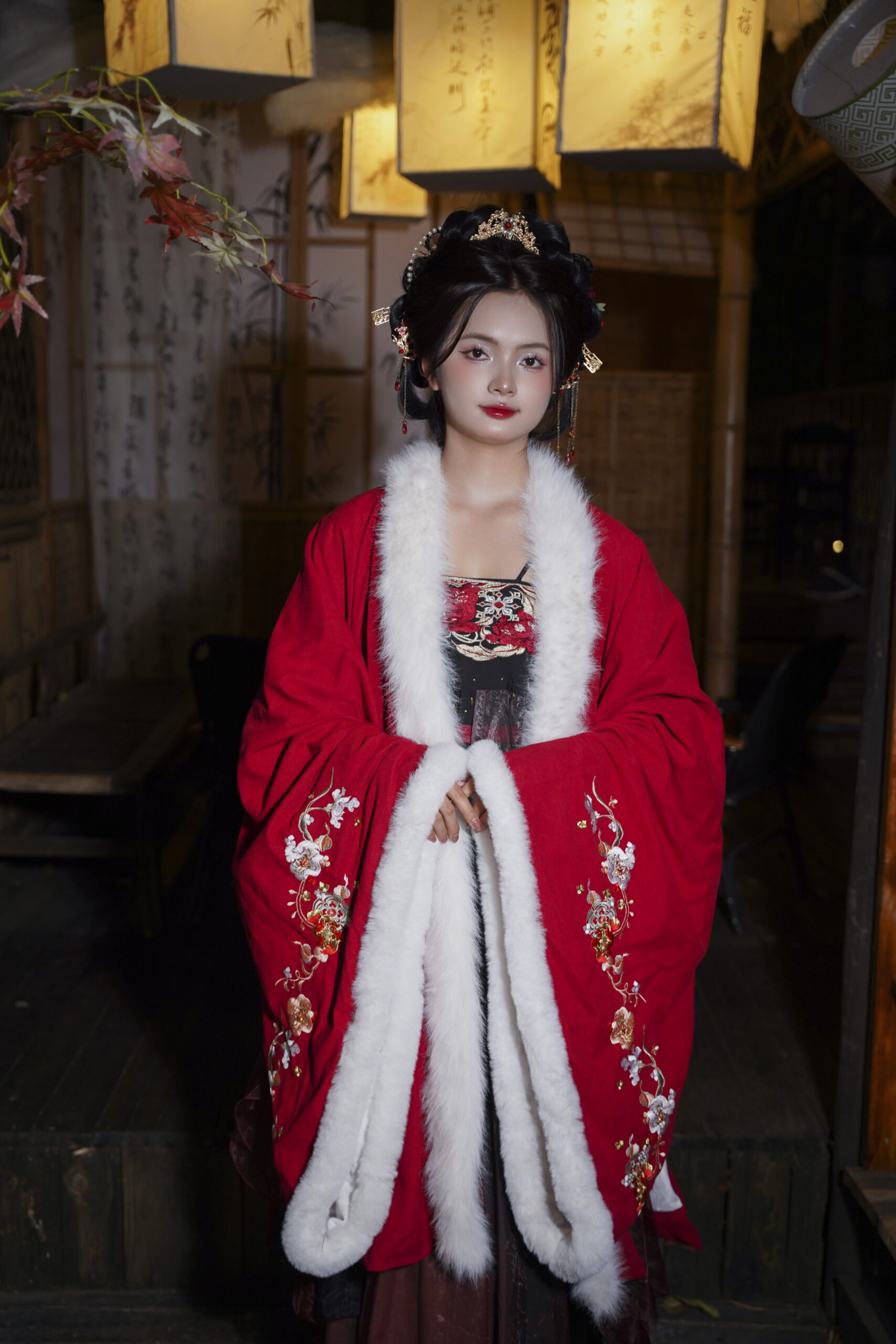 Áo choàng đỏ ngắn -100.000/1 giờ/1 người