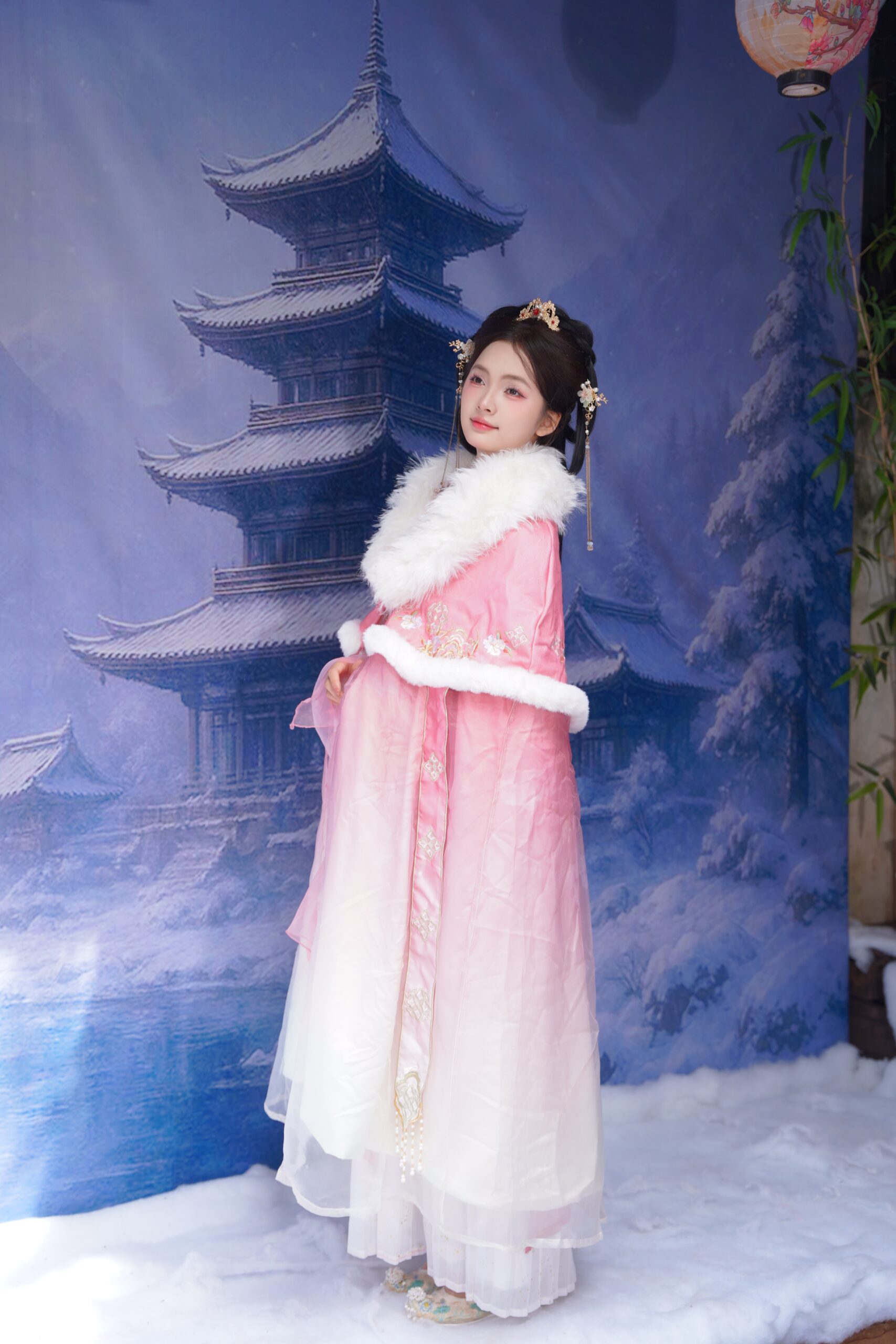 Áo choàng ngắn hồng – 100.000/1 giờ/1 n